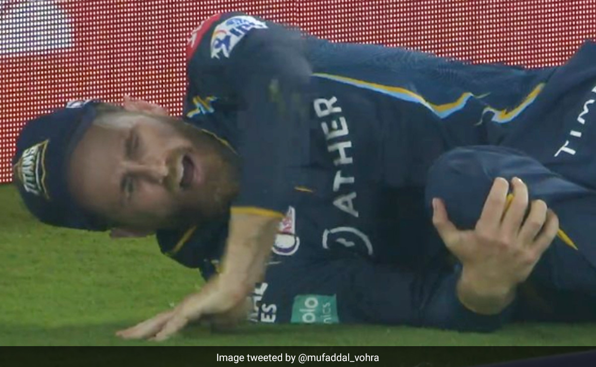 IPL 2023 GT vs CSK: पहले ही मैच में गुजरात को बड़ा झटका, छक्का बचाने के दौरान ये दिग्गज हुआ चोटिल