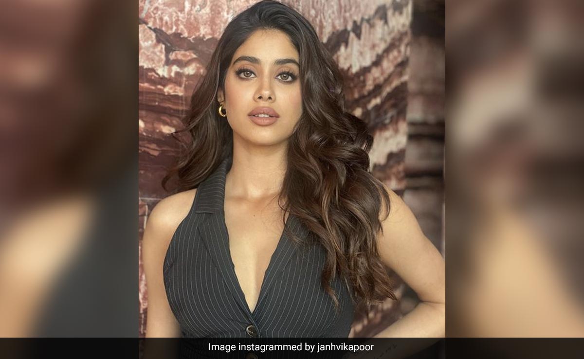 With Winged Eyeshadow And Contoured Skin, Jahnvi Kapoor's Minimal Glam Look Is On Our Beauty Radar