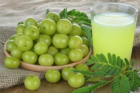 खाली पेट आंवला का पानी पीने से क्या होता है? फायदे जान चौंक जाएंगे आप