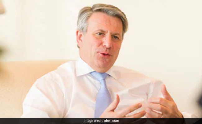 As UK Battles Cost of Living Crisis, Shell Chief's Pay Hike Of 50% Shocks Campaigners