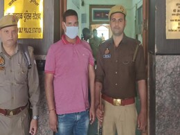 ट्रेन में यात्रा कर रही महिला पर पेशाब करने के आरोपी को रेलवे ने नौकरी से निकाला ट्रेन में यात्रा कर रही महिला पर पेशाब करने के आरोपी को रेलवे ने नौकरी से निकाला