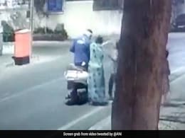 VIRAL VIDEO : दादी के साथ जा रही 10 साल की बच्ची की मार के डर से भागा चेन स्नेचर VIRAL VIDEO : दादी के साथ जा रही 10 साल की बच्ची की मार के डर से भागा चेन स्नेचर