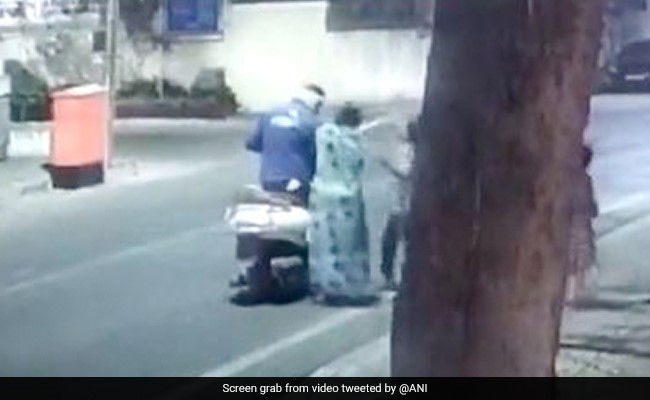 VIRAL VIDEO : दादी के साथ जा रही 10 साल की बच्ची की मार के डर से भागा चेन स्नेचर