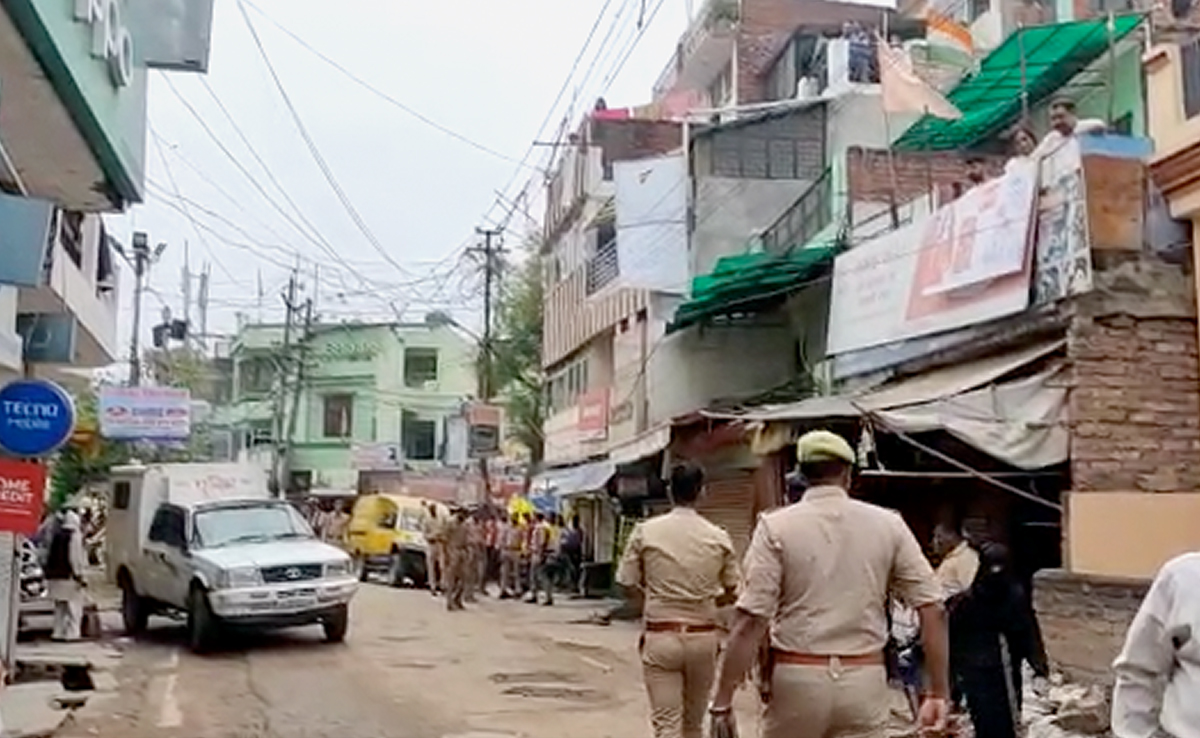 उमेश पाल हत्याकांड: अब गुलाम हसन के घर पर चला बुलडोजर, मां बोलीं- कोई वास्ता नहीं...