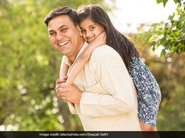 पिता को देखकर बच्चों में भी जरूर आ जाती हैं ये 5 आदतें, बड़े होने तक रहती हैं साथ