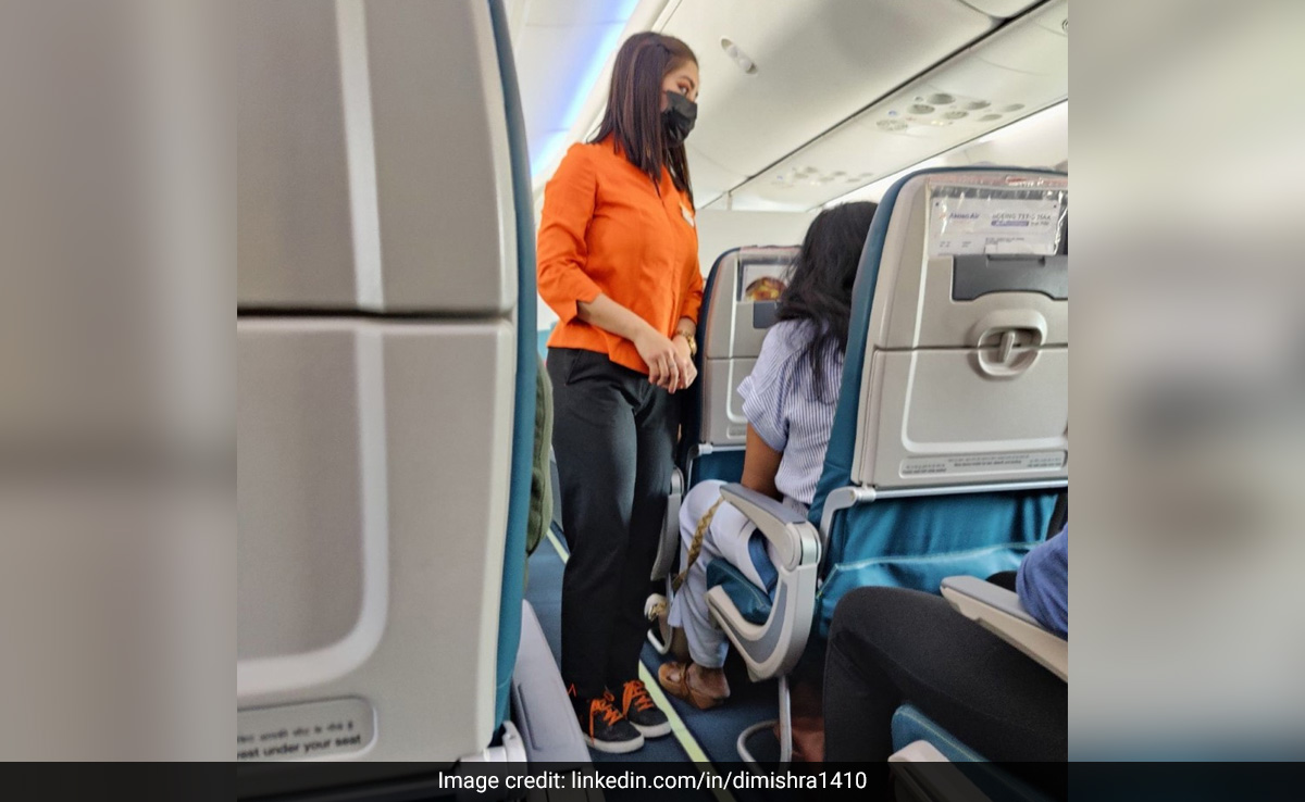 हील्स की जगह स्नीकर्स पहने फ्लाइट में दिखी हेयर होस्टेस, वायरल हुई तस्वीर, हर कोई कह रहा एक ही बात