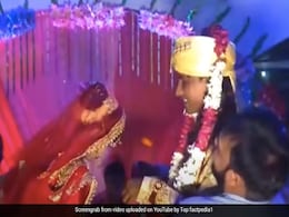 दुल्हन को गोद में उठाना इस शख्स को पड़ा भारी, गुस्साई लड़की ने जड़ा जोर का झापड़ दूल्हे की बंध गई घिग्गी, लोग बोले- दुल्हन दबंग है दुल्हन को गोद में उठाना इस शख्स को पड़ा भारी, गुस्साई लड़की ने जड़ा जोर का झापड़ दूल्हे की बंध गई घिग्गी, लोग बोले- दुल्हन दबंग है