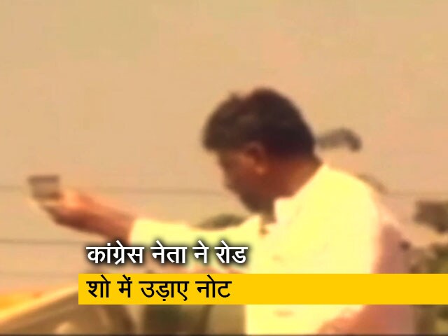 कर्नाटक के मांड्या में कांग्रेस प्रमुख डीके शिवकुमार ने रोड शो में जनता पर बरसाए पांच-पांच सौ के नोट