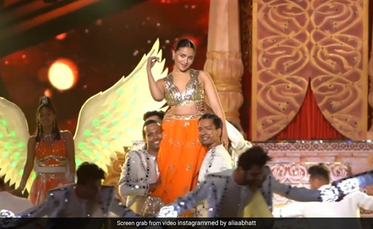 Watch: Just Alia Bhatt Dancing To <i>Kesariya</i> At An Award Show