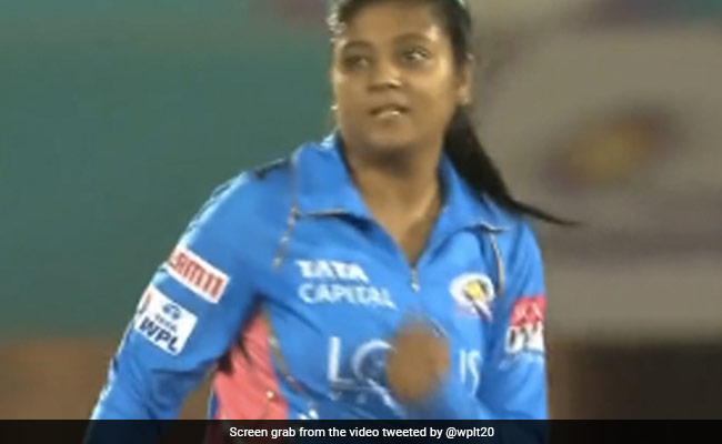 WPL 2023 RCB vs MI: मुंबई की गेंदबाजों का कहर, 4 रन के अंदर बैंगलोर की चार बल्लेबाजों को भेजा पवेलियन, देखें वीडियो