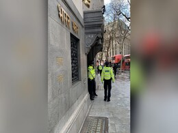 लंदन में भारतीय मिशन के बाहर फिर से खालिस्तानी समर्थकों का प्रदर्शन, पुलिस पर फेंकी स्याही लंदन में भारतीय मिशन के बाहर फिर से खालिस्तानी समर्थकों का प्रदर्शन, पुलिस पर फेंकी स्याही