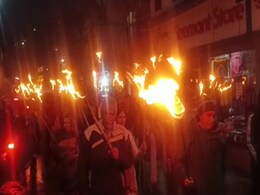 जोशीमठ भू धंसाव आपदा प्रभावितों ने निकाला मशाल जुलूस, सरकार पर उपेक्षा का लगाया आरोप जोशीमठ भू धंसाव आपदा प्रभावितों ने निकाला मशाल जुलूस, सरकार पर उपेक्षा का लगाया आरोप