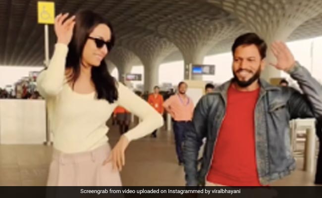 एयरपोर्ट पर फैन के साथ श्रद्धा कपूर ने किया Show Me The Thumka पर डांस, VIDEO देख फैंस कर रहे हैं तारीफ