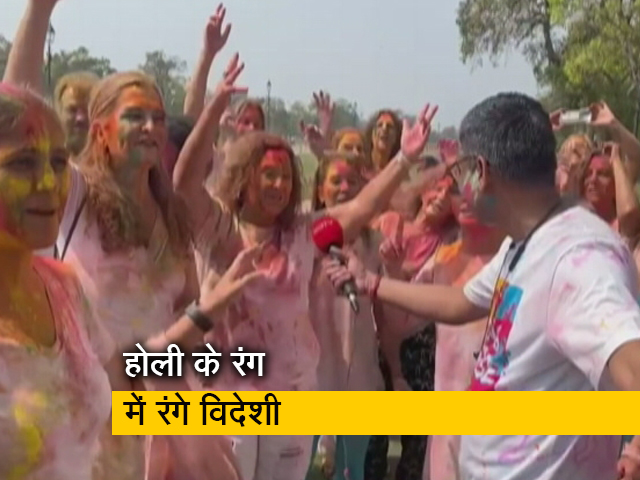 दिल्ली : इंडिया गेट पर होली के रंग में रंगे विदेशी पर्यटक