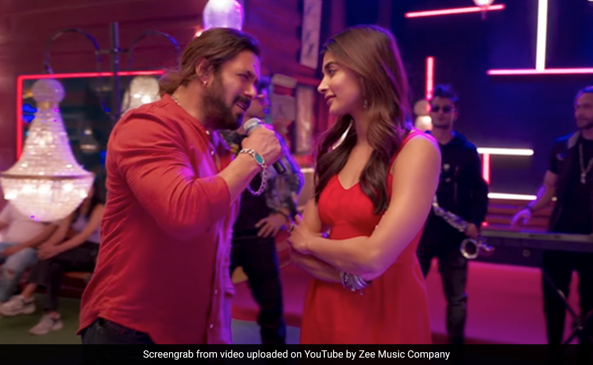 <i>Kisi Ka Bhai Kisi Ki Jaan</i> Song <i>Jee Rahe The Hum</i>: Salman Khan Can't Help Falling In Love With Pooja Hegde