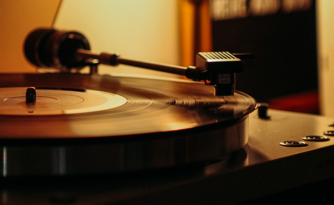 Vinyl Records Outsell CDs In US For The First Time In 35 Years