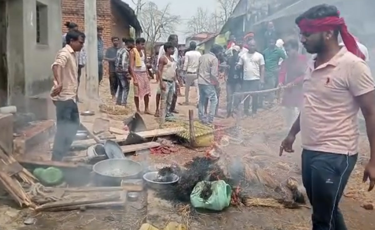 झारखंड : धनबाद जिले में प्रतिबंधित मांस मिलने पर तनाव, आरोपी का घर तोड़ा