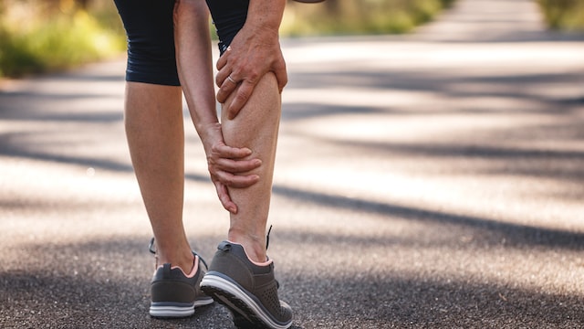 Statin-related muscle pain is most commonly described as having symmetrical pain