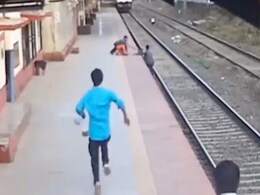 मां देख नहीं सकती थी, पटरी पर गिर गया बच्चा, शख्स ने दौड़कर बचाई ज़िंदगी, ईनाम का आधा हिस्सा बच्चे को दे दिया मां देख नहीं सकती थी, पटरी पर गिर गया बच्चा, शख्स ने दौड़कर बचाई ज़िंदगी, ईनाम का आधा हिस्सा बच्चे को दे दिया