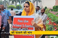 पूर्व केंद्रीय मंत्री हरसिमरत कौर ने स्लोगन दिखाकर की सदन को चलाने की मांग पूर्व केंद्रीय मंत्री हरसिमरत कौर ने स्लोगन दिखाकर की सदन को चलाने की मांग