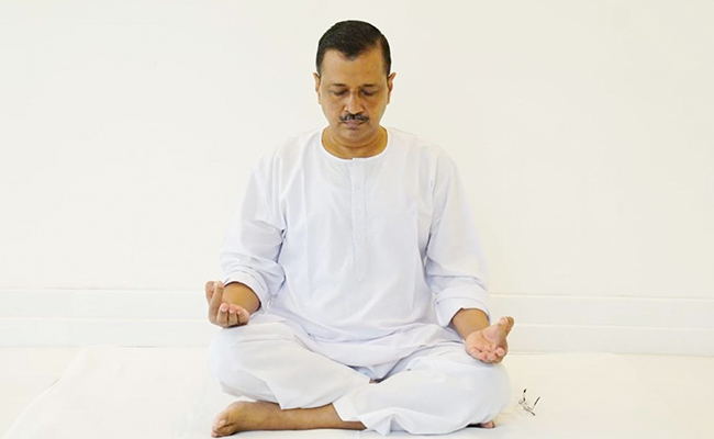 Arvind Kejriwal Pays Tribute To Mahatma Gandhi At Rajghat Before Day-Long <i>Puja</i>