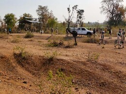 MP: जंगल में अतिक्रमणकारियों को खदेड़ने पहुंचे वन कर्मियों पर हमला, 13 घायल, 2 की पीठ में लगे तीर MP: जंगल में अतिक्रमणकारियों को खदेड़ने पहुंचे वन कर्मियों पर हमला, 13 घायल, 2 की पीठ में लगे तीर