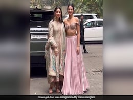बहन की मेहंदी सेरेमनी के लिए बन ठन कर तैयार हुईं अनन्या पांडे, पिंक लहंगे में देख फैन्स ने कहा- परी हो तुम बहन की मेहंदी सेरेमनी के लिए बन ठन कर तैयार हुईं अनन्या पांडे, पिंक लहंगे में देख फैन्स ने कहा- परी हो तुम