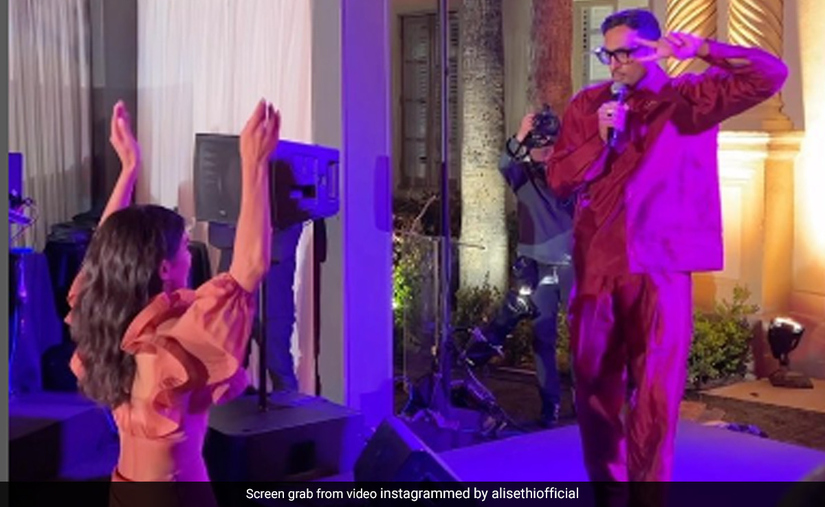 Watch: "Pasoori" Singer Ali Sethi Sings Lata Mangeshkar's Song At Pre-Oscars Bash