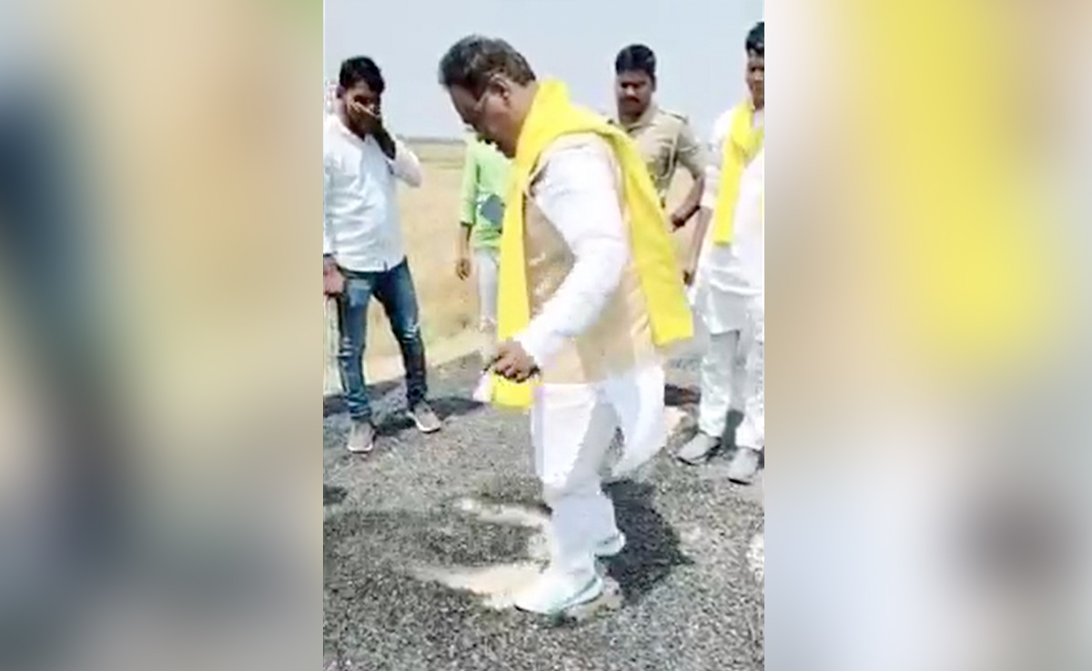 यूपी के MLA बेदी राम ने जूते से रगड़कर उखाड़ दी सड़क, वीडियो हो रहा वायरल