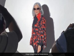 सफेद बाल और आंखों में चश्मा लगाए 71 साल की उम्र में लैक्मे फैशन वीक के रैंप पर उतरीं जीनत अमान, फैंस दे रहे हैं रिएक्शन सफेद बाल और आंखों में चश्मा लगाए 71 साल की उम्र में लैक्मे फैशन वीक के रैंप पर उतरीं जीनत अमान, फैंस दे रहे हैं रिएक्शन