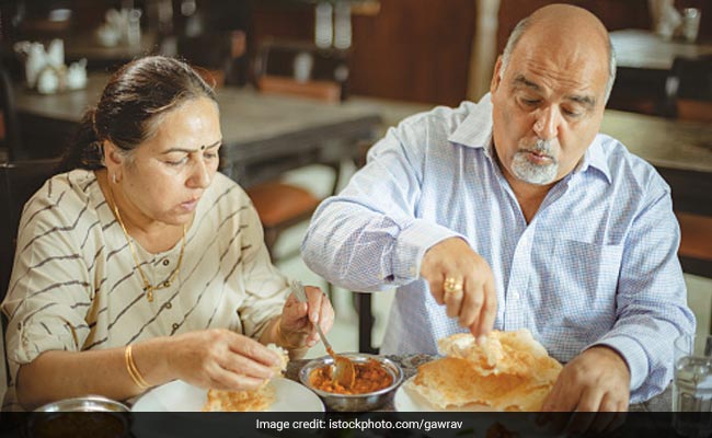 Astro tips : एक थाली में भोजन करने के होते हैं कई नुकसान, जानिए क्या है इसके पीछे की मान्यता