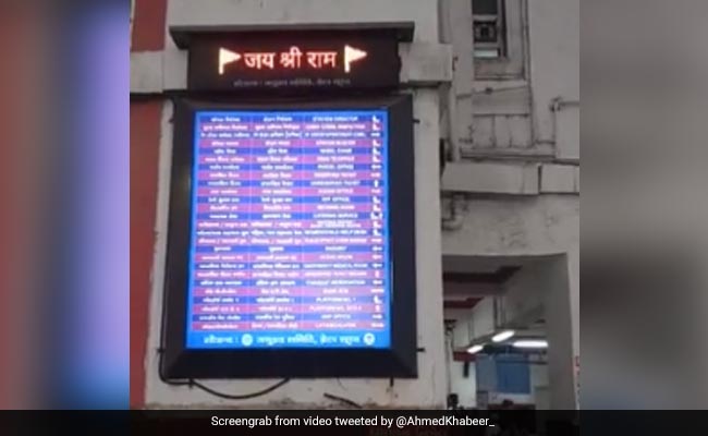 VIDEO: गुजरात के एक रेलवे स्टेशन पर कथित तौर पर लगा ऐसा साइनबोर्ड मच गया है बवाल