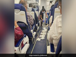 नशे में धुत यात्री ने विमान के फर्श पर की उल्टी और शौच, एयर होस्टेस के स्थिति संभालने की हो रही तारीफ नशे में धुत यात्री ने विमान के फर्श पर की उल्टी और शौच, एयर होस्टेस के स्थिति संभालने की हो रही तारीफ