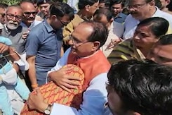 Shivraj Singh Chouhan Meets Rain-Affected Farmers In Madhya Pradesh Shivraj Singh Chouhan Meets Rain-Affected Farmers In Madhya Pradesh
