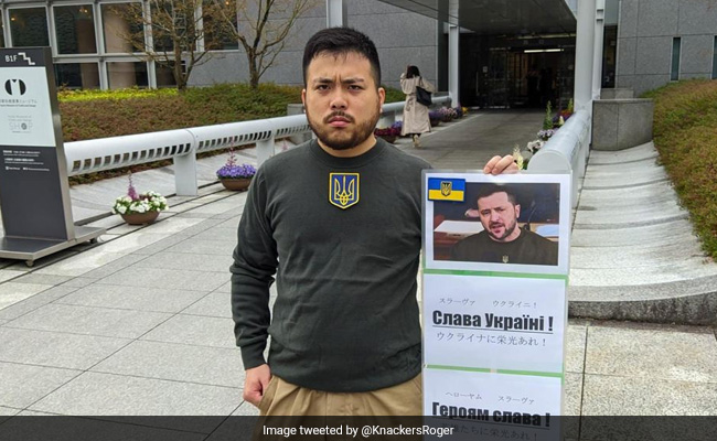 Japanese Student Attends Graduation Ceremony Dressed As Volodymyr Zelensky