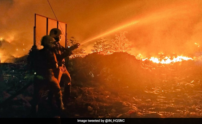 कोच्चि : कचरा संयंत्र की आग को बुझाने में जुटी नौसेना, आसमान पर छाया धुंआ