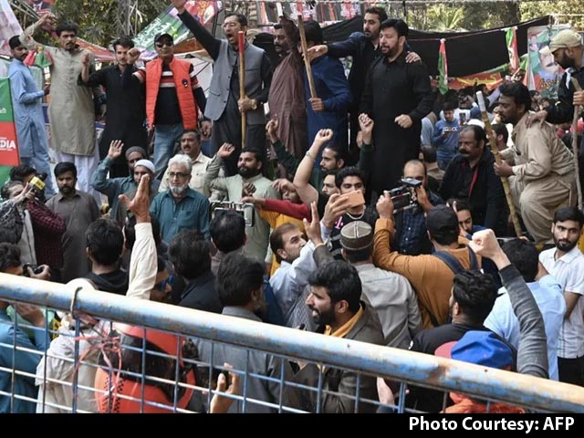 Street Battle As Pak Cops Try To Arrest Imran Khan, Supporters Block Them