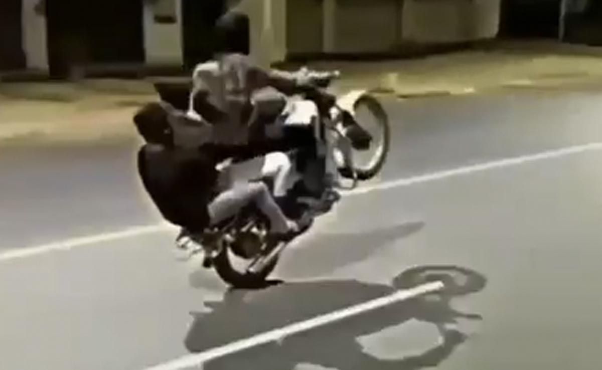 Bike Stunt: लड़कों ने खुलेआम सड़क पर किया ऐसा स्टंट, देख खड़े हो जाएंगे रोंगटे
