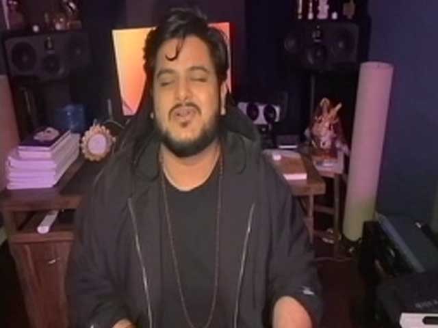 Vishal Mishra Performs Hindi Version Of 'Naatu Naatu' For Audience