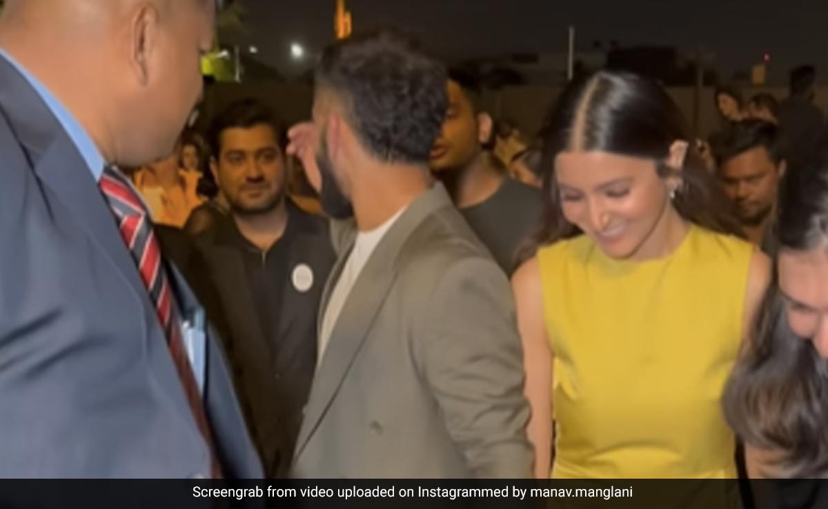 विराट कोहली और अनुष्का शर्मा हाथों में हाथ डाले स्टाइलिश अंदाज में आए नजर, स्टार क्रिकेटर के लुक पर फिदा हुए फैन्स