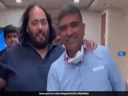 अनंत अंबानी ने अपने प्राइवेट जेट में इतने शानदार तरीके से मनाया कर्मचारी का बर्थडे, लोग बोले- सपना सच होना इसे कहते हैं अनंत अंबानी ने अपने प्राइवेट जेट में इतने शानदार तरीके से मनाया कर्मचारी का बर्थडे, लोग बोले- सपना सच होना इसे कहते हैं