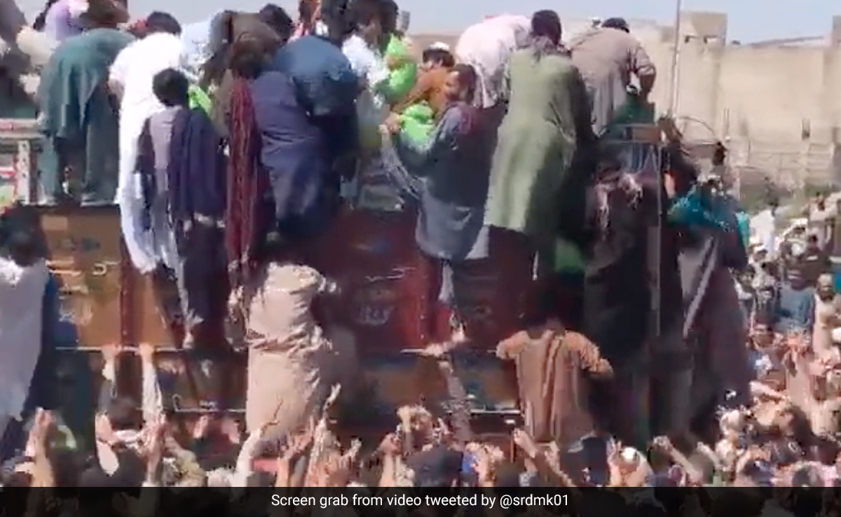 दाने-दाने को मोहताज पाकिस्तान, क्या मार्शल लॉ लगाकर आर्थिक संकट से उबरेगा?