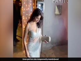 मां गौरी की साड़ी में हुस्न परी लगीं शाहरुख की लाडली, सुहाना खान के अंदाज ने इंटरनेट पर मचाया तहलका मां गौरी की साड़ी में हुस्न परी लगीं शाहरुख की लाडली, सुहाना खान के अंदाज ने इंटरनेट पर मचाया तहलका