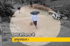 वीडियो: CCTV फुटेज में बड़ा खुलासा, पहचान छिपाने के लिए छाता लेकर घूम रहा अमृतपाल वीडियो: CCTV फुटेज में बड़ा खुलासा, पहचान छिपाने के लिए छाता लेकर घूम रहा अमृतपाल