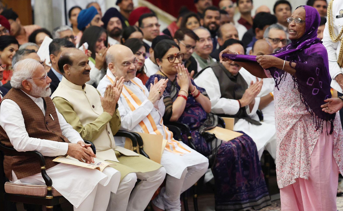 VIDEO: PM मोदी को अफ्रीकी मूल की महिला ने झोली फैलाकर दी दुआएं, वीडियो हो रहा वायरल