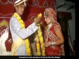 खुशी-खुशी दूल्हा-दुल्हन ने पहनाई एक-दूसरे को वरमाला, फिर हुआ कुछ ऐसा चीखने लगी दुल्हन, लोग बोले- छोटी बच्ची हो क्या  खुशी-खुशी दूल्हा-दुल्हन ने पहनाई एक-दूसरे को वरमाला, फिर हुआ कुछ ऐसा चीखने लगी दुल्हन, लोग बोले- छोटी बच्ची हो क्या