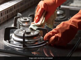 किचन में रखी इन 2 चीजों से मिनटों में साफ करें गैस बर्नर, फिर से हो जाएगा नए जैसा किचन में रखी इन 2 चीजों से मिनटों में साफ करें गैस बर्नर, फिर से हो जाएगा नए जैसा