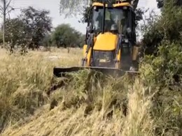 दमोह जिले में आरोपियों के मकान के साथ-साथ खड़ी फसल भी बुलडोजर से रौंद दी गई दमोह जिले में आरोपियों के मकान के साथ-साथ खड़ी फसल भी बुलडोजर से रौंद दी गई