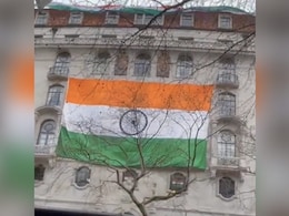 खालिस्तान समर्थकों के विरोध के बीच ब्रिटेन में भारतीय उच्चायोग भवन में लगाया गया विशाल तिरंगा खालिस्तान समर्थकों के विरोध के बीच ब्रिटेन में भारतीय उच्चायोग भवन में लगाया गया विशाल तिरंगा