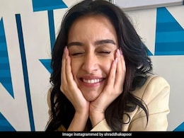 Shraddha Kapoor का फिटनेस सीक्रेट आया सामने हर सुबह ये हेल्दी ड्रिंक पीकर करती हैं अपने दिन की शुरुआत Shraddha Kapoor का फिटनेस सीक्रेट आया सामने हर सुबह ये हेल्दी ड्रिंक पीकर करती हैं अपने दिन की शुरुआत